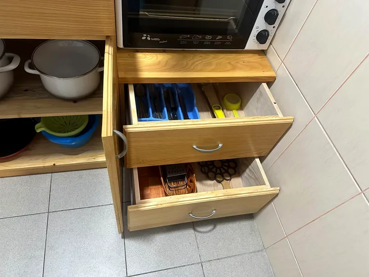 Vila 1 - fioka sa priborom i posuđem