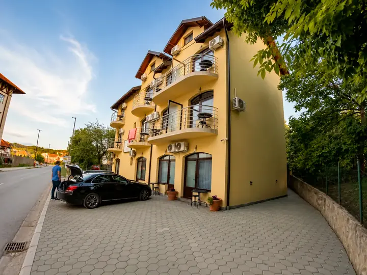 Dvorište i parking Vile Ivanović 2