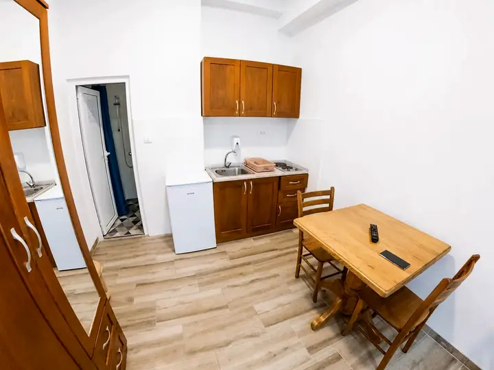 Kuhinja i sto u apartmanu