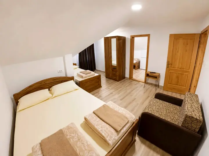 Apartman 22 - bračni krevet i sofa