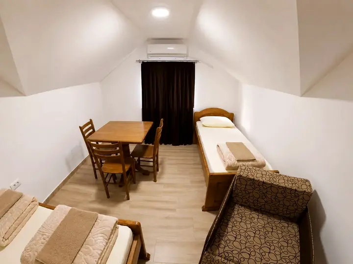 Apartman sa trpezarijom i sofom